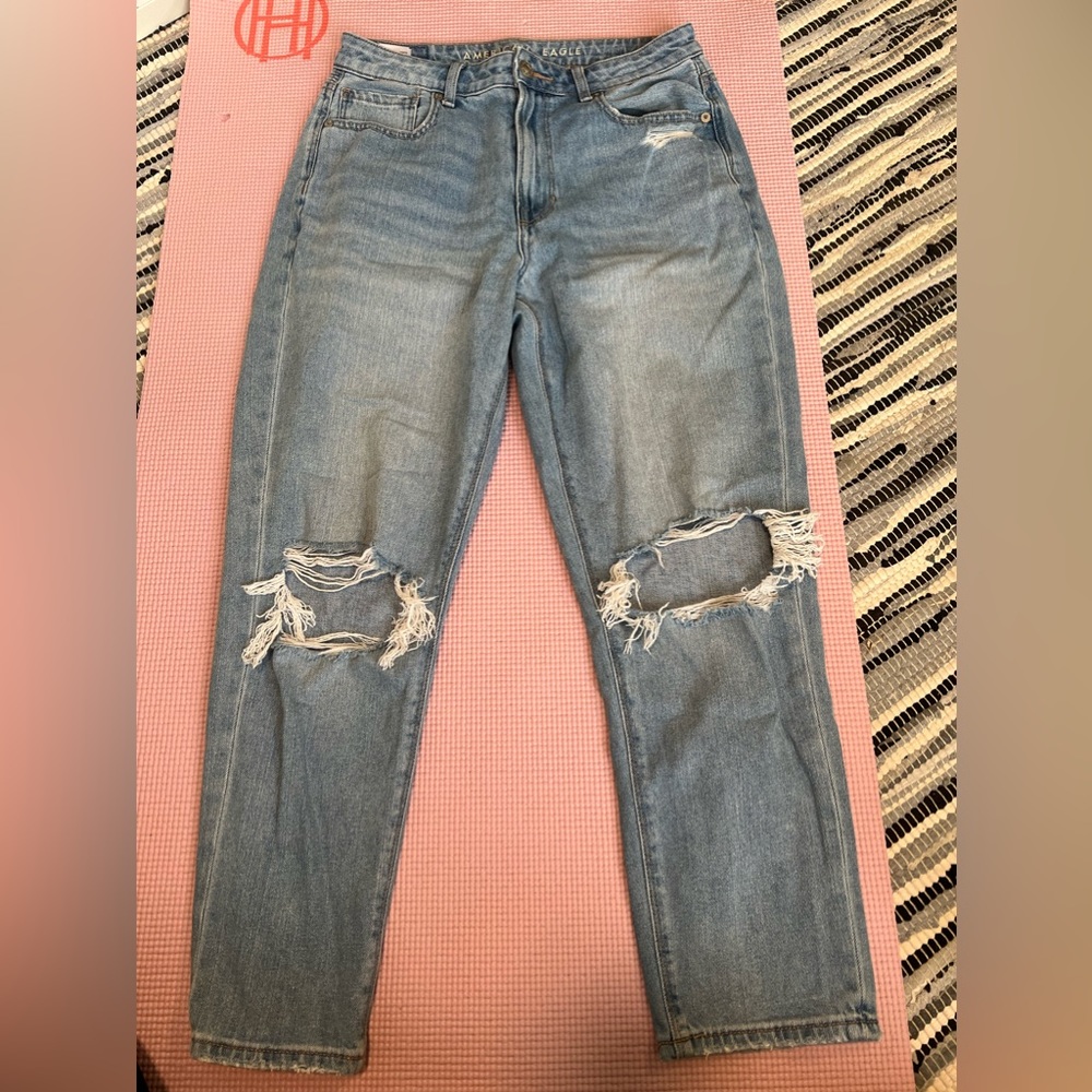 American Eagle light denim size 6 short ripped jeans